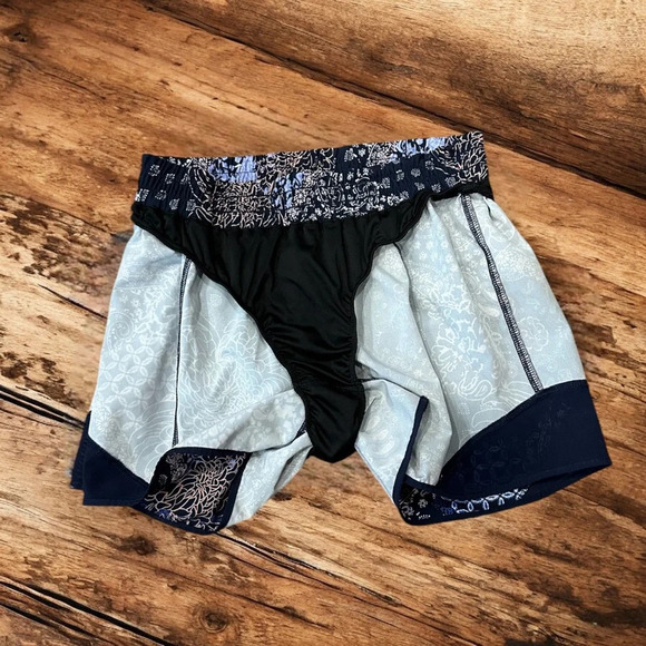 Maurices Medium Athletic Lined Pull On Short  Floral Mesh Paisley Navy Blue - Picture 3 of 12